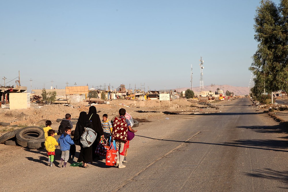 Người  dân Iraq chạy trốn khỏi Mosul sẽ phải đi bộ 30 km để tới Al Khazir. Ảnh AJ